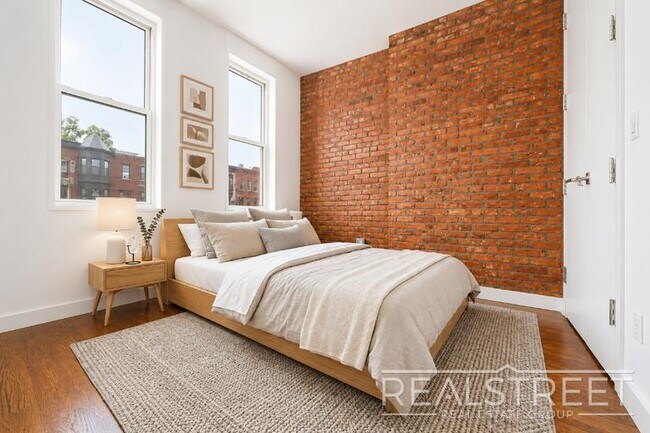 Modern 4 Bed 2 Bath Duplex with Yard in Stuyvesant Heights