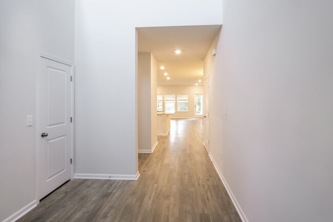 Photo - 468 Craigflower Ct