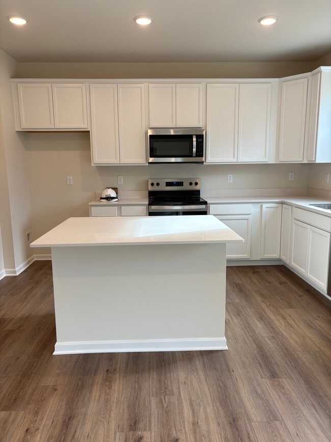 Photo - 2013 Lyndon Green Cir