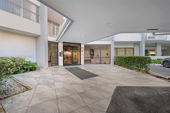 Building Photo - 1300 NE Miami Gardens Dr Unit 501E