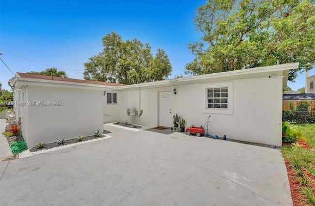 Building Photo - 685 SW 7th Terrace Unit 3