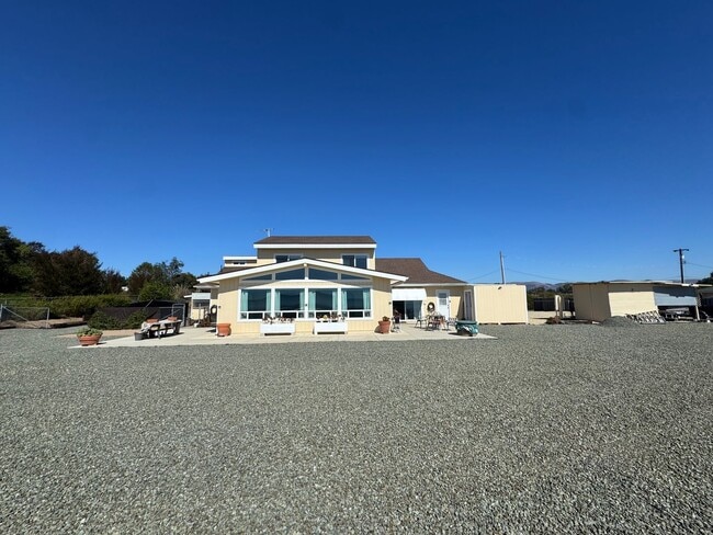 Building Photo - 3-Bedroom Home with Spectacular Views and ...