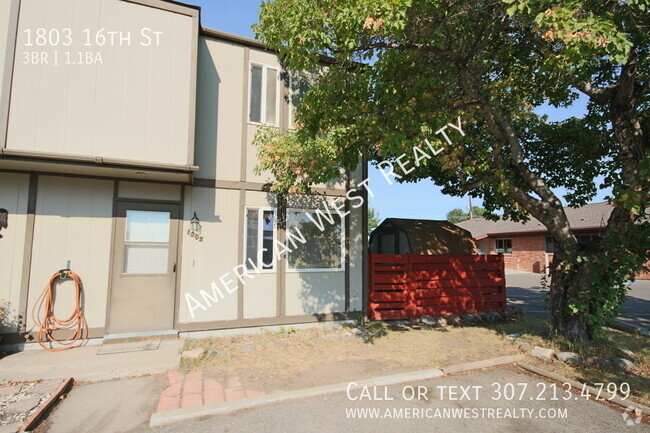 Building Photo - End unit, 3bed/1.5 bath Rental