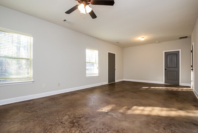 Photo - Impressive 5 bedroom Home located in Lawrenceville!