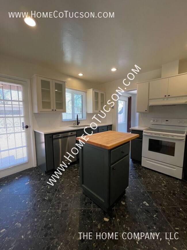 Photo - 3015 E 4th St