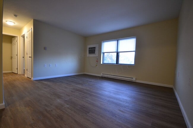 Photo - Warsaw Apartments Unit 05