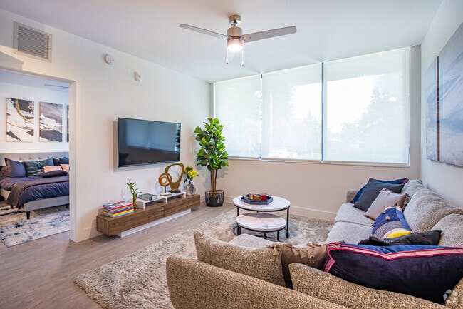 2BR, 2BA - 972SF