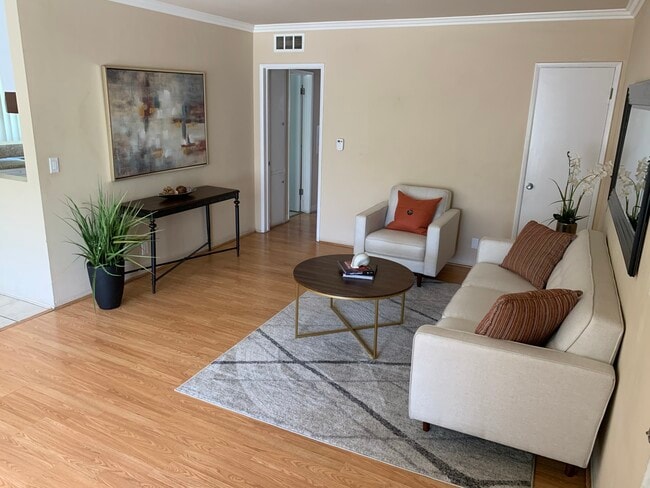 Building Photo - 1221 S Sherbourne Dr Unit 4