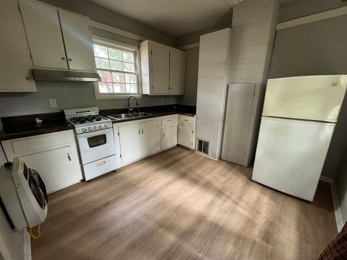 Photo - 304 E 2nd St Unit Apt C