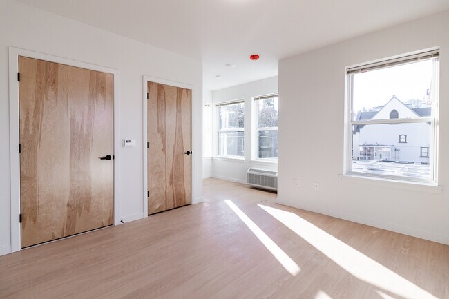 Emmons Place North - Studio Living Rom