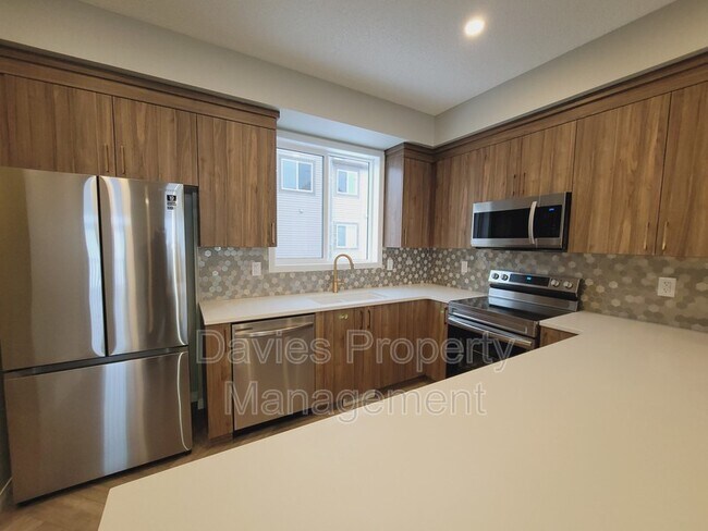 Photo - 2072 Wonnacott Way SW