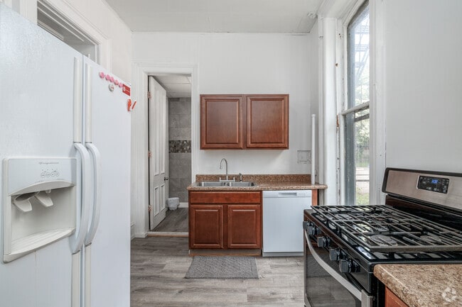 4BR, 1BA - 1,800SF - Kitchen