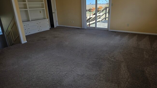 Living Room - 616 East St S