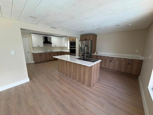 1822 Banyan Tree Dr