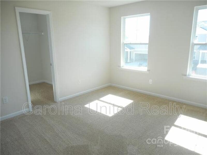 Photo - 5022 Markfield Ln