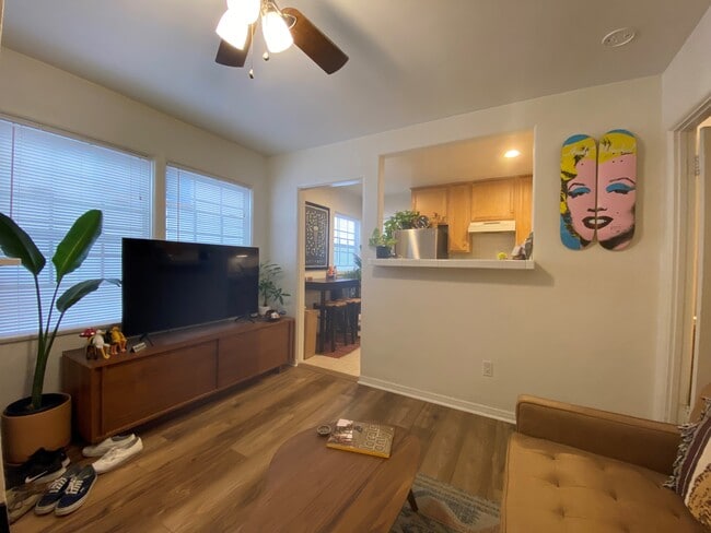 Living room - 121 19th Pl Apartamentos