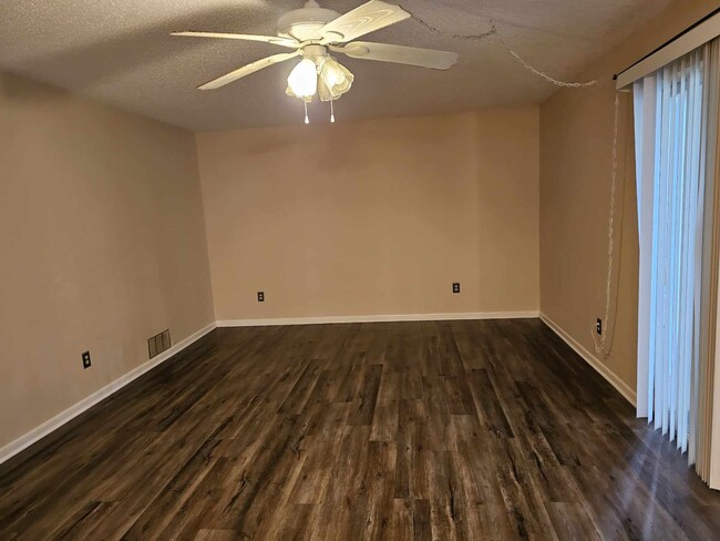 Living room - 589 Fairways Cir Unit A