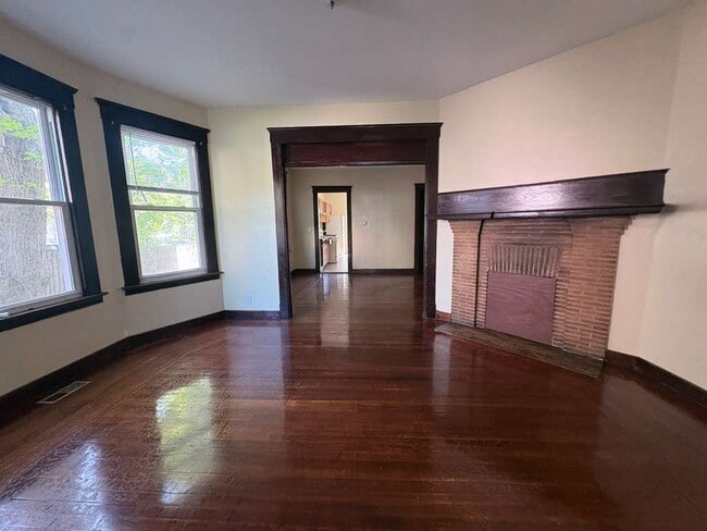 Building Photo - 726 Elm St Unit 1