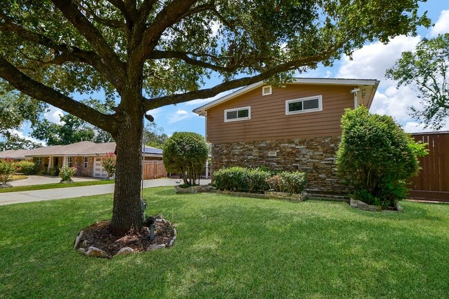 Building Photo - 5927 Moonmist Dr Rental