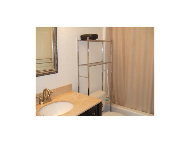 Photo - 407 W 35th St Unidad B