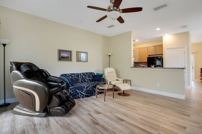 Photo - 28 W Esther St