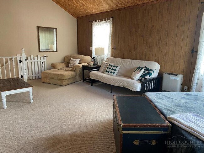 Photo - 562 Nikanor Rd