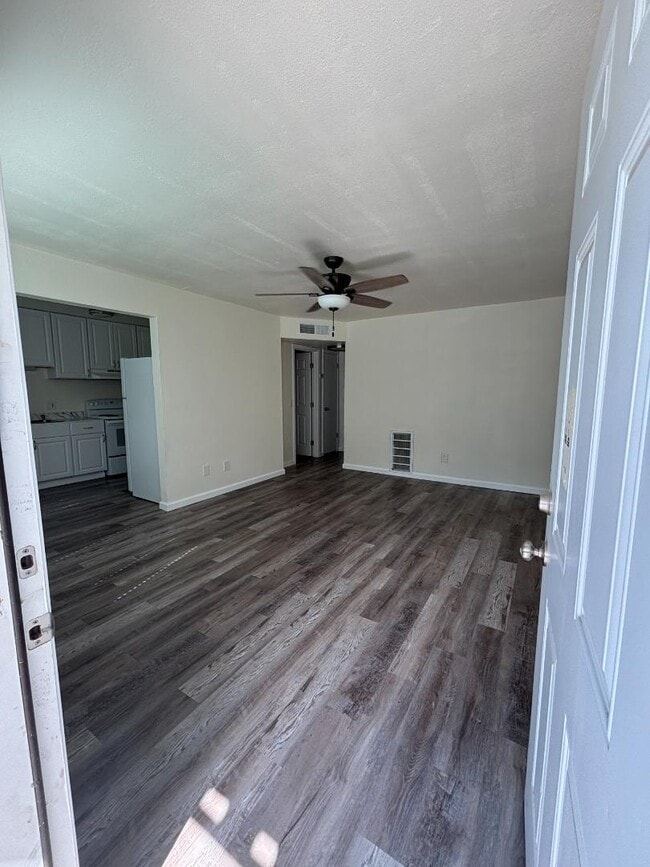 Building Photo - 2330 E Ashlan Ave