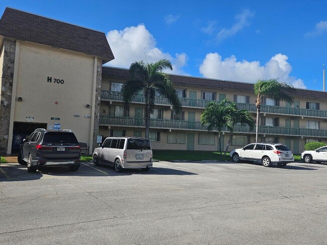 Building Photo - 700 Village Green Ct Unit 316