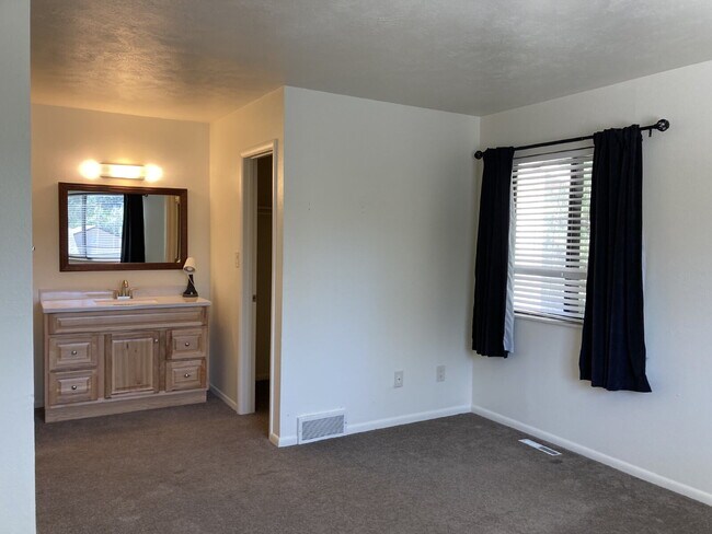 "Experience Comfort and Convenience: Spacious 2-Bed, 2-Bath Retreat in Boulder!"