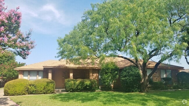 Building Photo - Spacious, Remodeled Duplex Unit Near Hulen... Rental