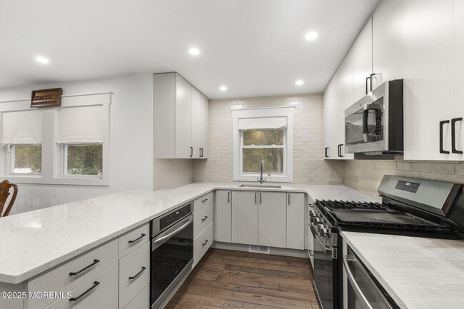 Building Photo - 741 Lakehurst Ave