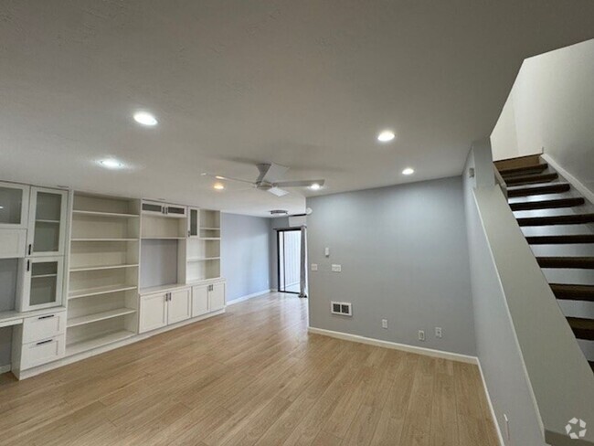 Building Photo - Spacious Tri Level 2Bed 2Bath Condo in Bay Ho