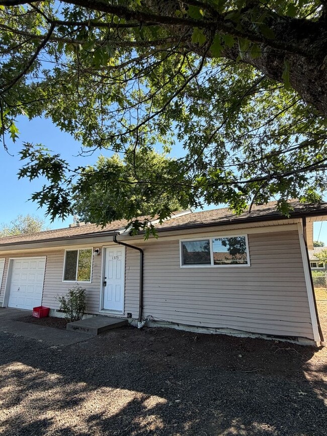 Building Photo - (917) 27th Street Duplex - 2 Bedroom / 1 Bathroom - Albany Duplex ***PET FRIENDLY Unit 1373 (P)