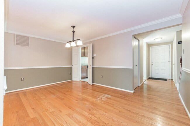 Photo - Well maintained 3-level 3Bd/2 full & 2 half bath TH in the sought-after Burke Centre!