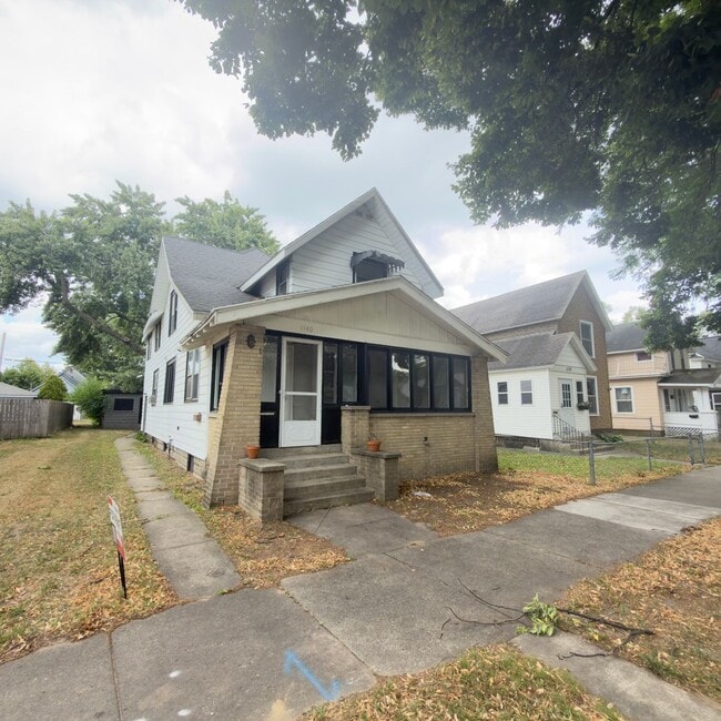 Building Photo - 1140 Fremont Ave NW Unit 1140 Fremont Ave NW  2