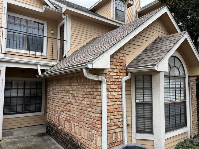 Building Photo - Spacious Ground Floor Unit in Quiet Locati... Rental