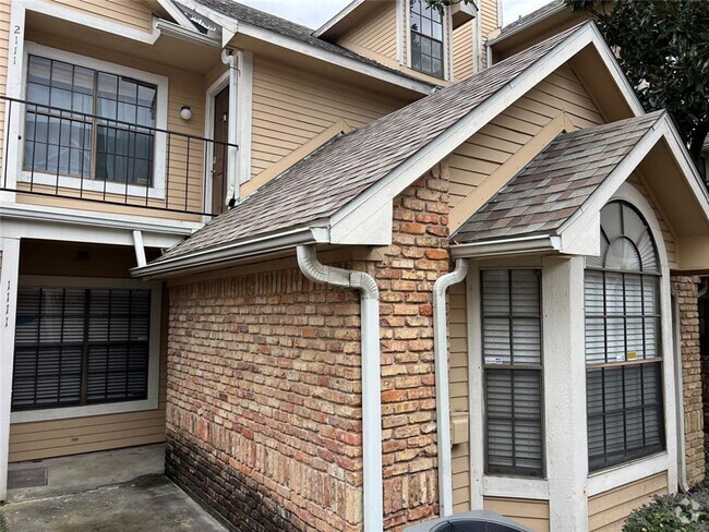 Building Photo - Spacious Ground Floor Unit in Quiet Locati... Rental