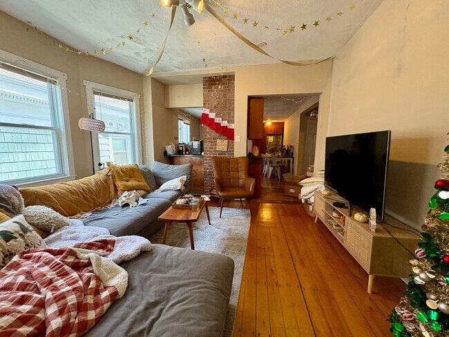 Building Photo - 72 Hillside St Unit 3