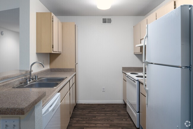 2BR, 2BA - 958SF - Kitchen