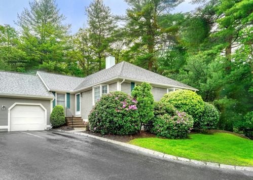 End Unit w/ Attached Garage - 501 Lexington St Condo Unit Clark's Pond  105