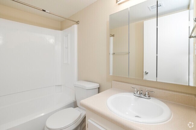 2HAB, 2BA - 900 pies cuadrados - Segundo baño