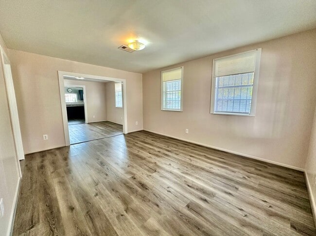 Photo - 305 N Live Oak St