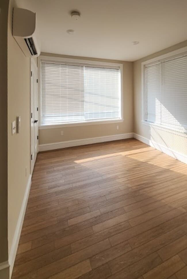 Photo - 224-228 W 9th 6696 Landlord Unidad 201