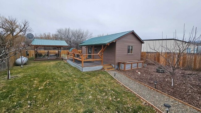 Building Photo - Fully Furnished Studio with Fenced Yard