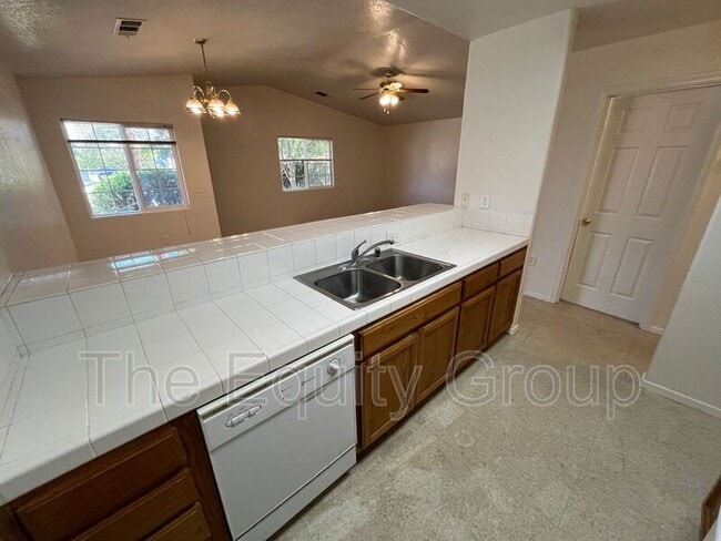 Photo - 94 N Fourth Unidad B