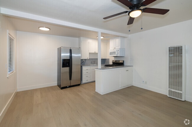 1BR, 1BA - 455SF - Kitchen/ Dining Room - Solana