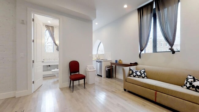 Building Photo - Luxury 4 bed + 2.5 bath apartments in East... Unit 2