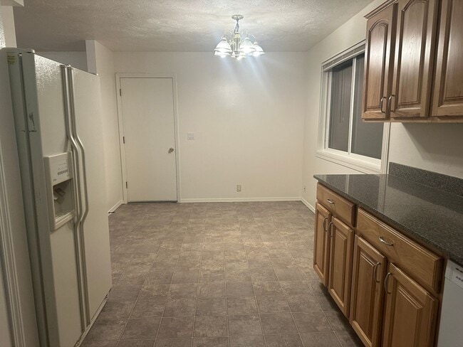 Building Photo - Spacious and recently updated, this 6-bedr...