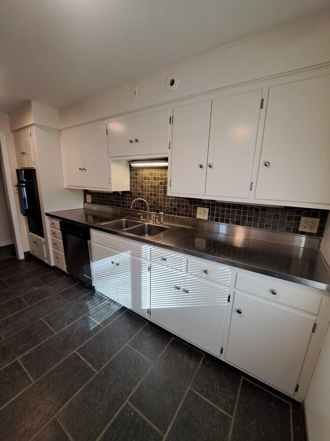 Building Photo - 2883 Charing Rd Unit 2883