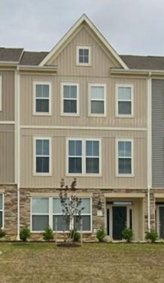 Beautiful Tri-level townhome in Embrey Mill - Beautiful Tri-level townhome in Embrey Mill